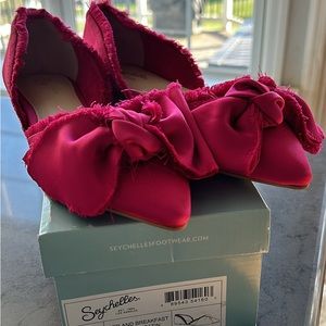 Seychelles size 8.5 Bed and Breakfast Fuchsia Satin Bow Flat like new